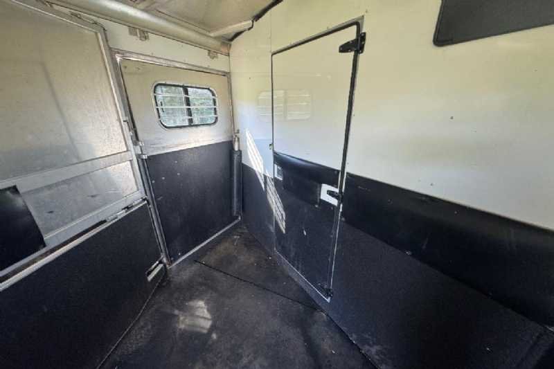 Used 2000 Sundowner 7304LQ 3 Horse Trailer with 9' Short Wall - Image 3