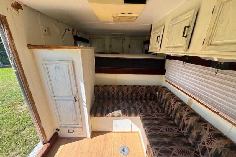 Used 2000 Sundowner 7304LQ 3 Horse Trailer with 9' Short Wall - Image 10