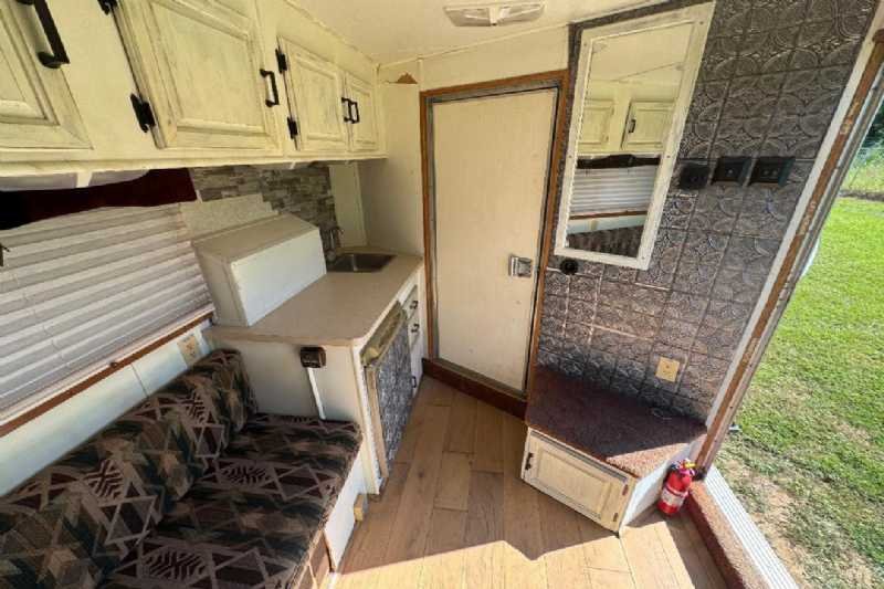 Used 2000 Sundowner 7304LQ 3 Horse Trailer with 9' Short Wall - Image 9