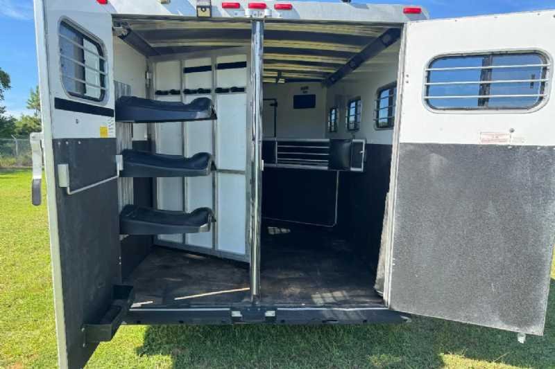 Used 2000 Sundowner 7304LQ 3 Horse Trailer with 9' Short Wall - Image 7