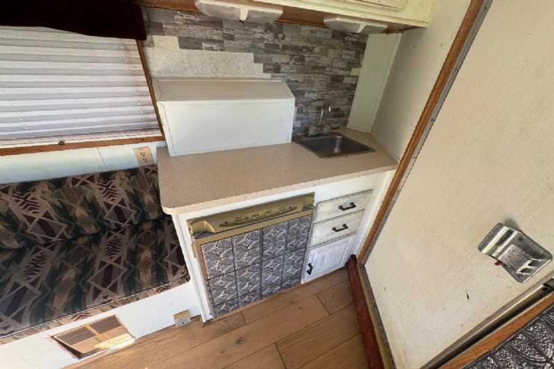 Used 2000 Sundowner 7304LQ 3 Horse Trailer with 9' Short Wall - Image 8