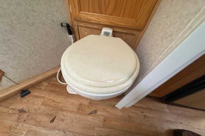 Used 2004 Exiss 7307 3 Horse Trailer with 7' Short Wall - Image 7