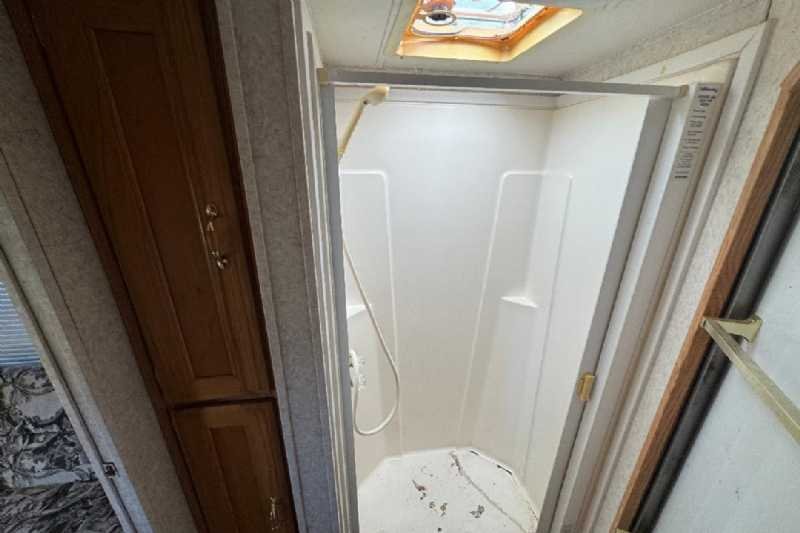 Used 2004 Exiss 7307 3 Horse Trailer with 7' Short Wall - Image 6