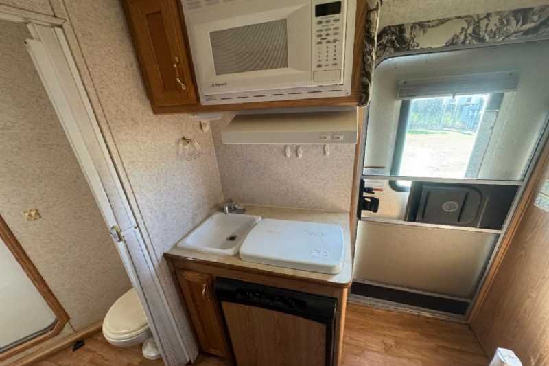 Used 2004 Exiss 7307 3 Horse Trailer with 7' Short Wall - Image 8