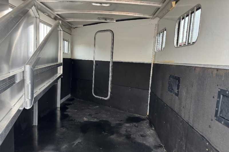 Used 2006 Exiss ES307LQ 3 Horse Trailer with 7' Short Wall - Image 4
