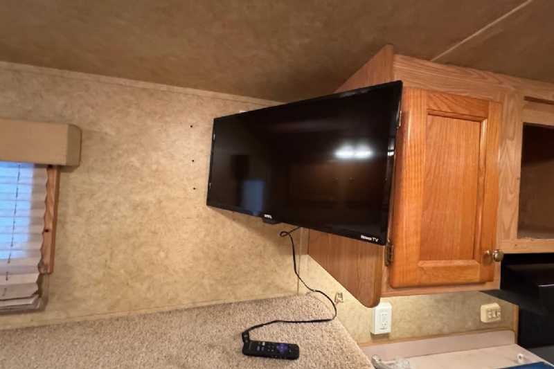 Used 2006 Exiss ES307LQ 3 Horse Trailer with 7' Short Wall - Image 16