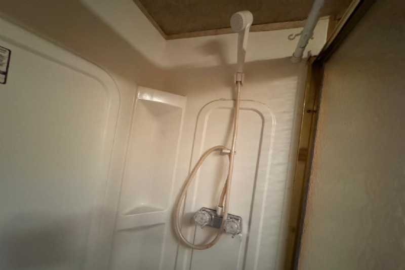 Used 2006 Exiss ES307LQ 3 Horse Trailer with 7' Short Wall - Image 9