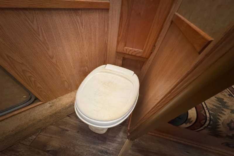 Used 2006 Exiss ES307LQ 3 Horse Trailer with 7' Short Wall - Image 11