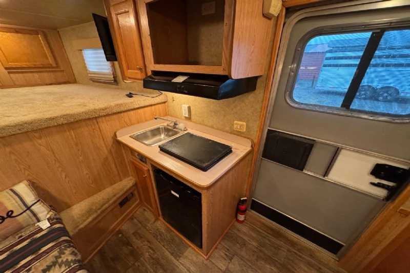 Used 2006 Exiss ES307LQ 3 Horse Trailer with 7' Short Wall - Image 12