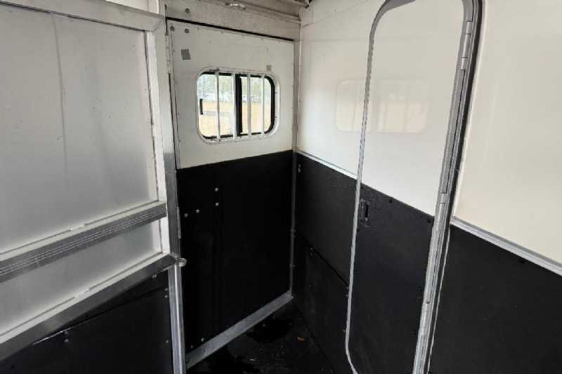 Used 2006 Exiss ES307LQ 3 Horse Trailer with 7' Short Wall - Image 3