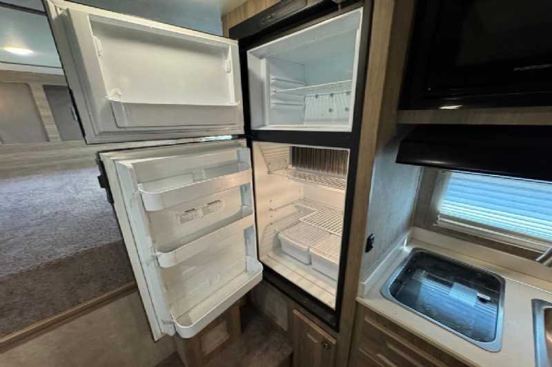 Used 2020 Shadow M-69286S-4SL-GN-E-10'6 LQ 4 Horse Trailer with 11' Short Wall - Image 15