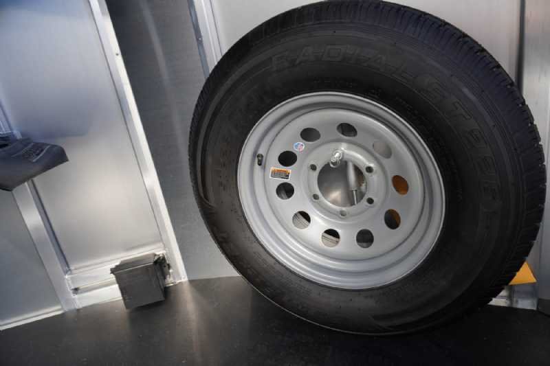 New 2026 Shadow 3HBPDLX 3 Horse Trailer with 2' Short Wall - Image 12