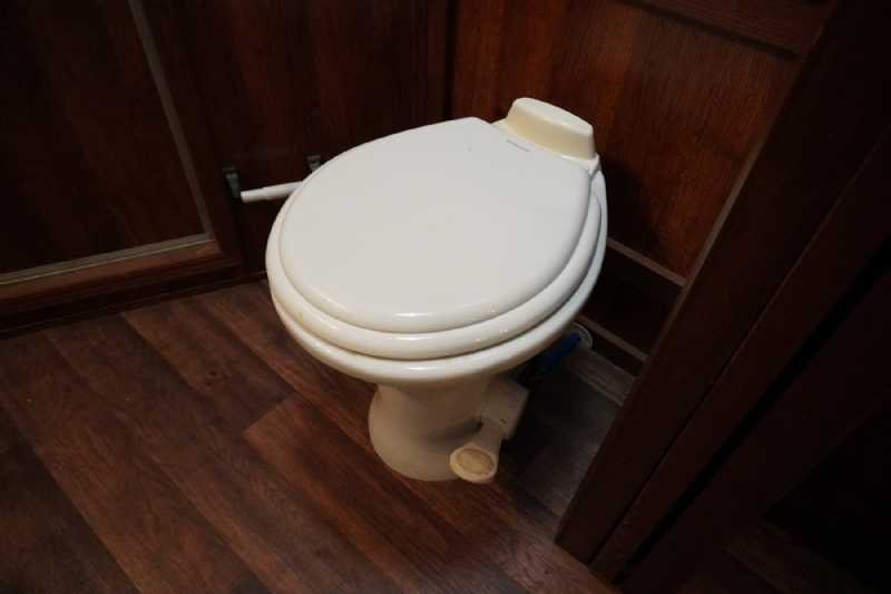 Used 2013 Lakota CHARGER 4 Horse Trailer with 13' Short Wall 4 Horse Trailer with 11' Short Wall - Image 15