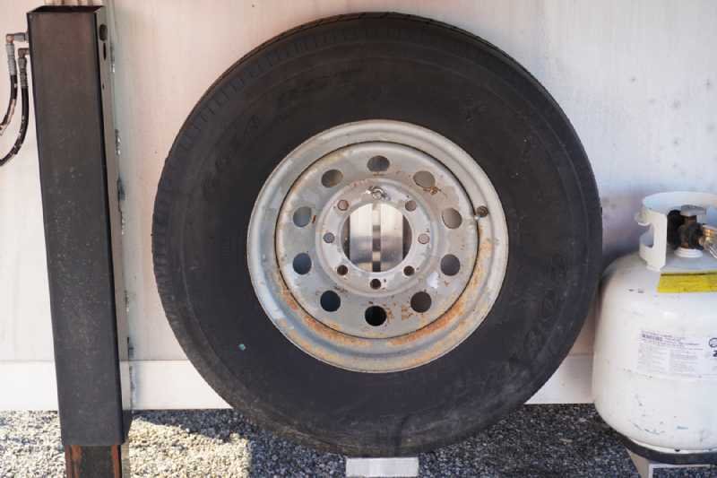 Used 2013 Lakota CHARGER 4 Horse Trailer with 13' Short Wall 4 Horse Trailer with 11' Short Wall - Image 3